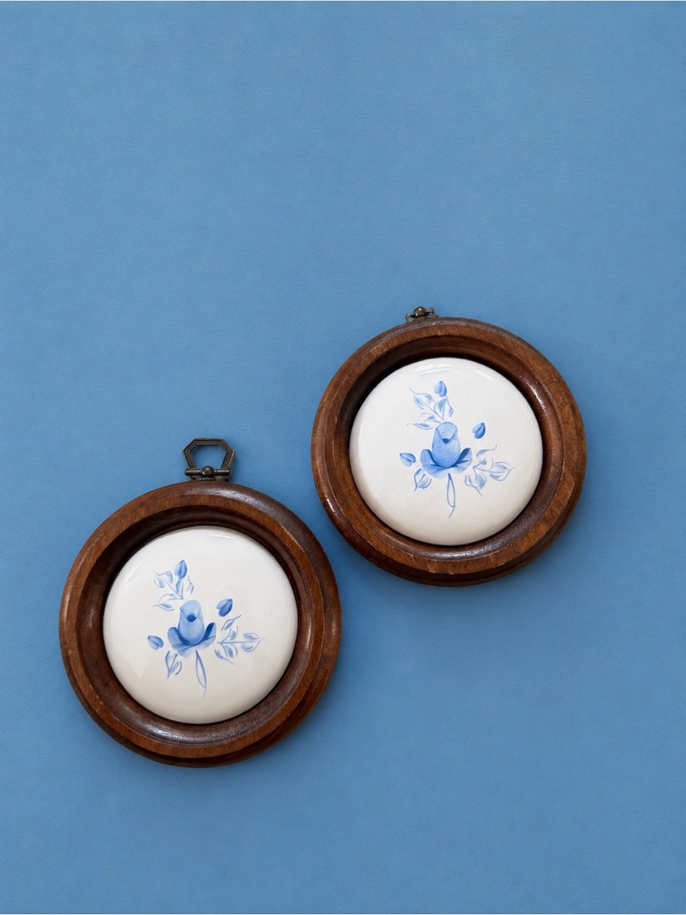 Vintage Lasting Products Round Wood & Ceramic Floral Wall Frames – Set of 2 5”
